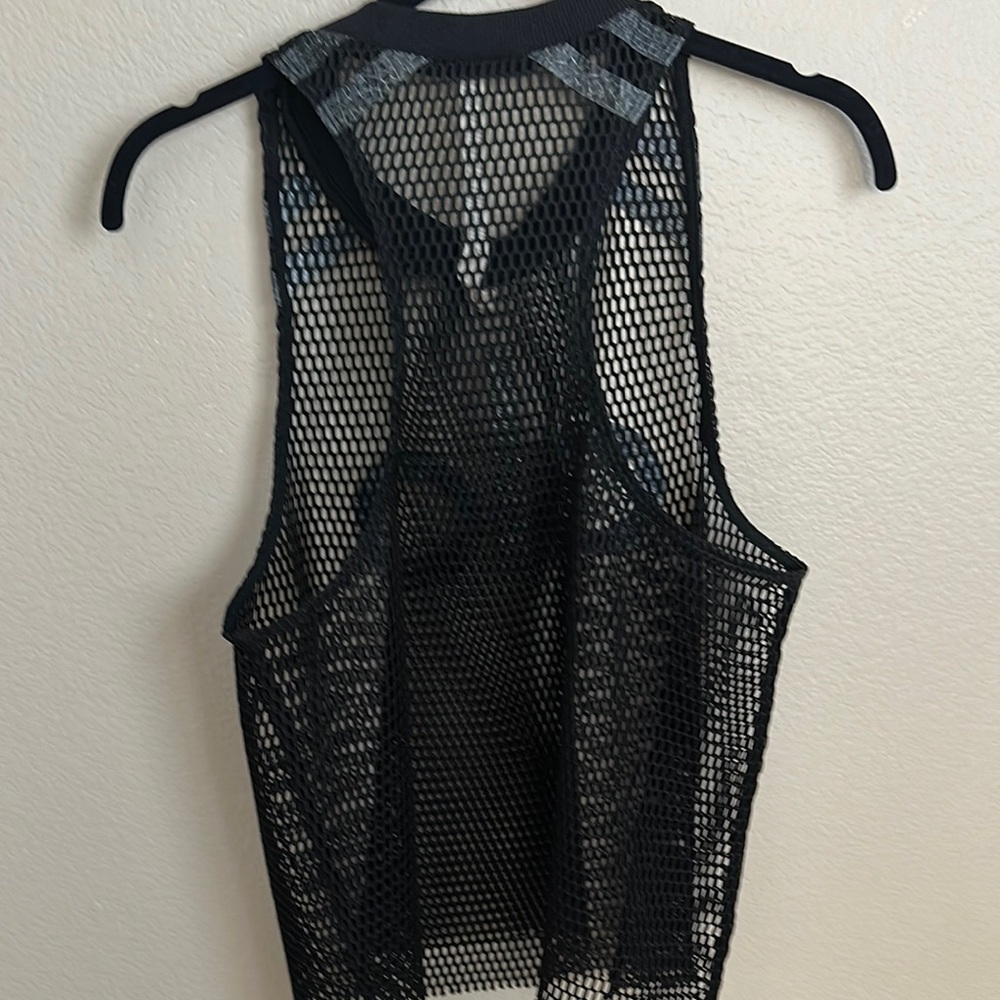 ALO Yoga Black Sleeveless Muscle Tee Crop - Picture 5 of 5